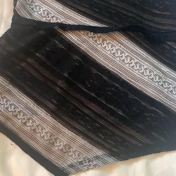 BCBG MaxAzria Black & Cream Knit Asymmetrical Top Size Small - Picture 3 of 4